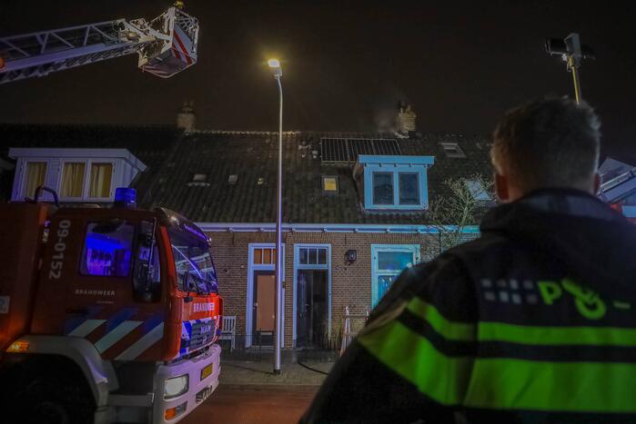 Veel rookontwikkeling door brand in schoorsteen van woning