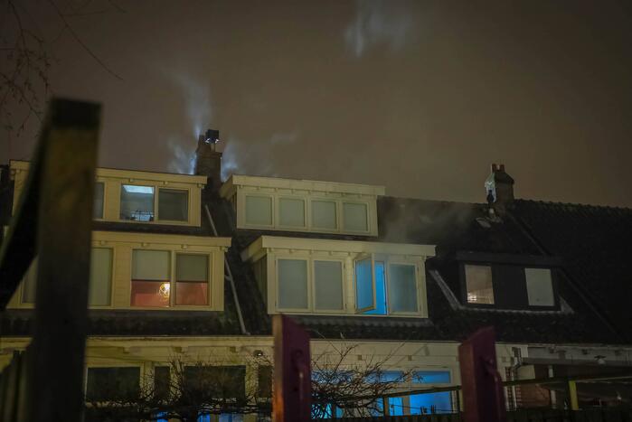 Veel rookontwikkeling door brand in schoorsteen van woning
