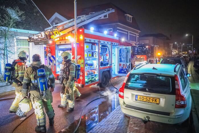 Veel rookontwikkeling door brand in schoorsteen van woning