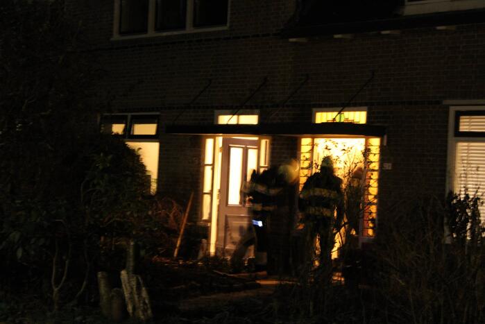 Brandweer breekt schoorsteen open na brandlucht