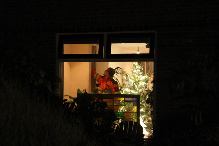 Brandweer breekt schoorsteen open na brandlucht