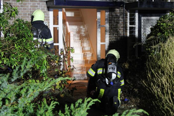 Brandweer breekt schoorsteen open na brandlucht