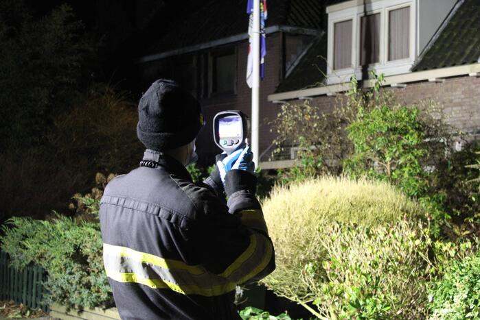 Brandweer breekt schoorsteen open na brandlucht