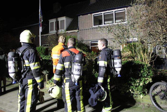 Brandweer breekt schoorsteen open na brandlucht