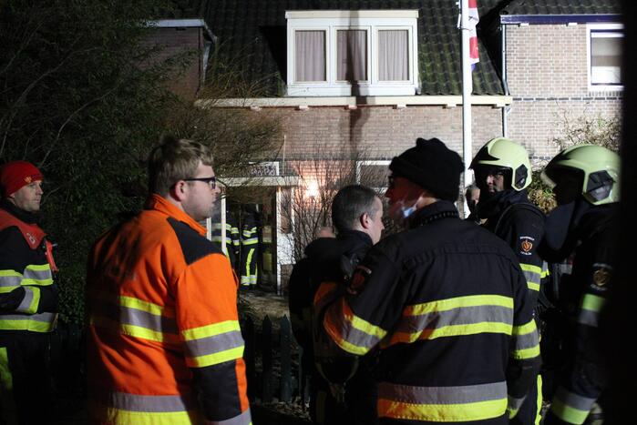 Brandweer breekt schoorsteen open na brandlucht