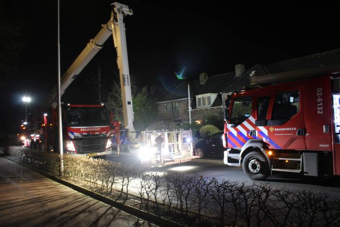 Brandweer breekt schoorsteen open na brandlucht