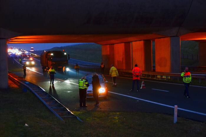 Meerder voertuigen betrokken bij botsing onder Aquaduct