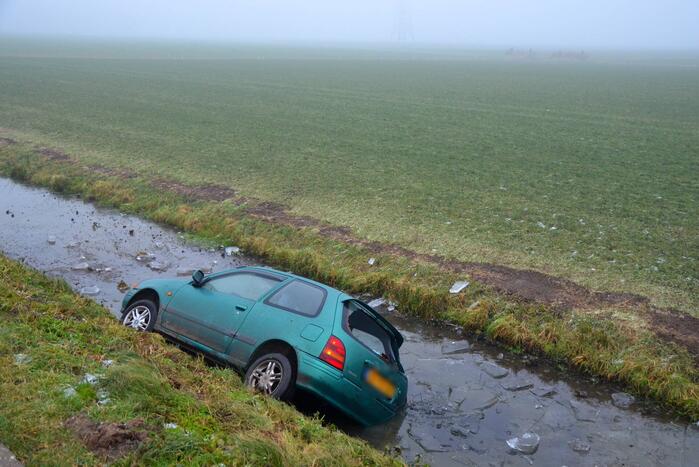 Auto belandt in sloot door spekgladde weg