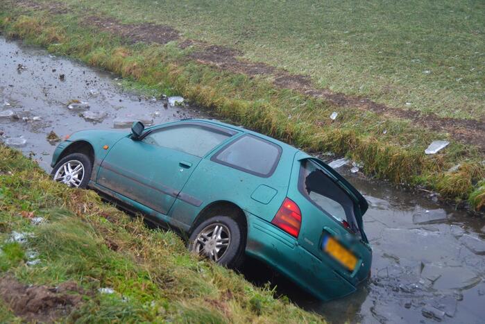 Auto belandt in sloot door spekgladde weg