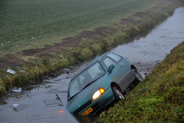 Auto belandt in sloot door spekgladde weg