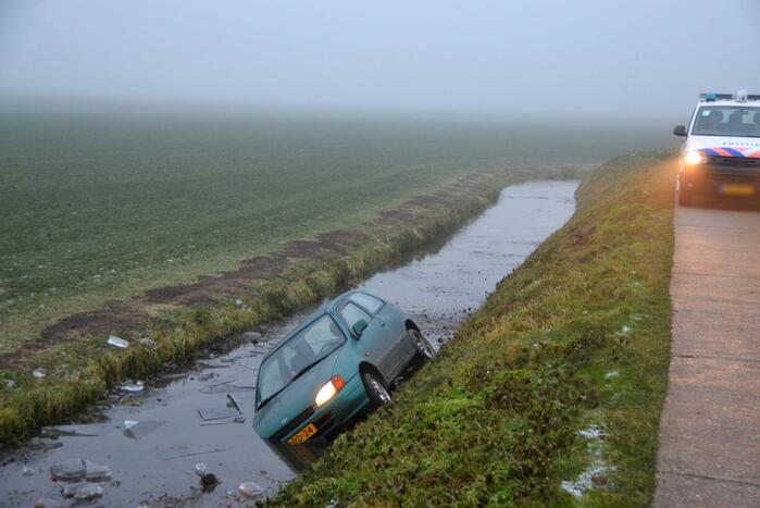 Auto belandt in sloot door spekgladde weg