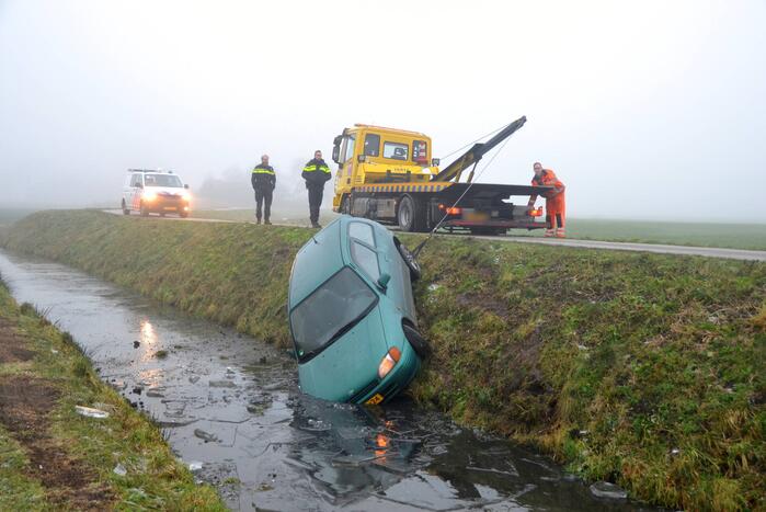 Auto belandt in sloot door spekgladde weg