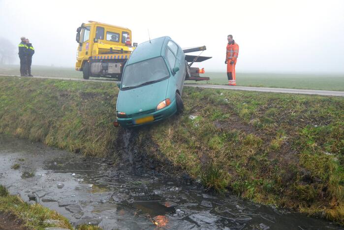 Auto belandt in sloot door spekgladde weg