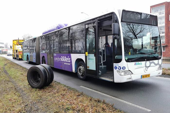 Flinke schade nadat lijnbus wiel verliest