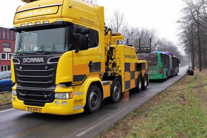 Flinke schade nadat lijnbus wiel verliest