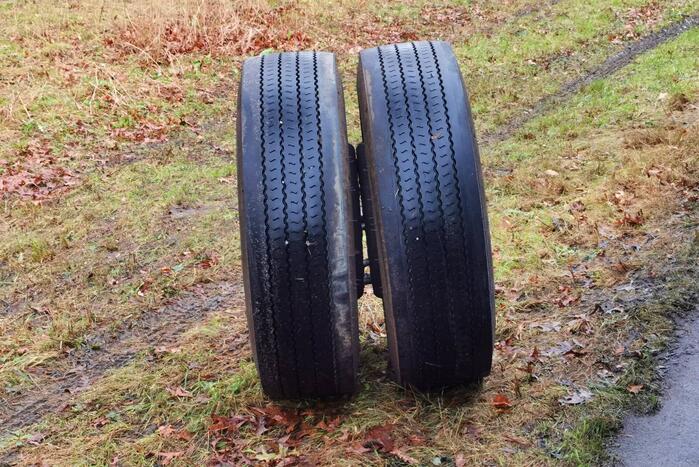 Flinke schade nadat lijnbus wiel verliest