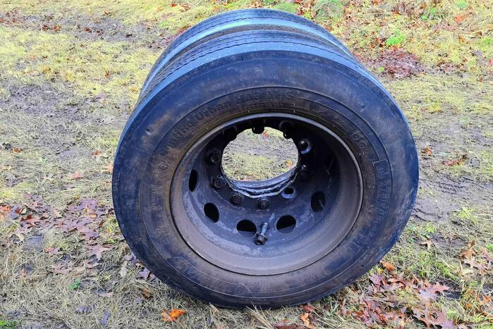 Flinke schade nadat lijnbus wiel verliest