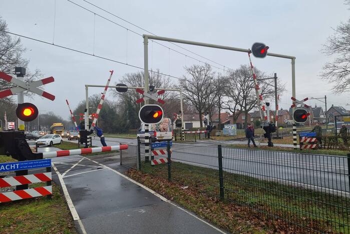 Weggebruikers duwen spoorboom omhoog bij storing