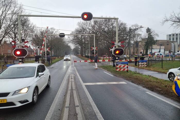 Weggebruikers duwen spoorboom omhoog bij storing