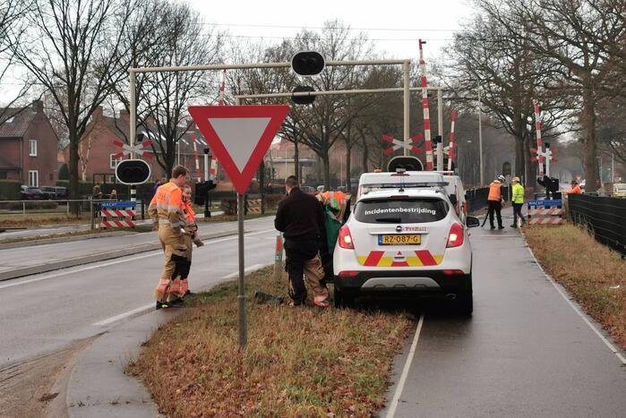 Weggebruikers duwen spoorboom omhoog bij storing