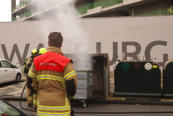 Veel rook bij containerbrand Winkelcentrum Walburg