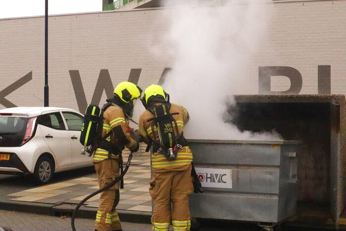 Veel rook bij containerbrand Winkelcentrum Walburg