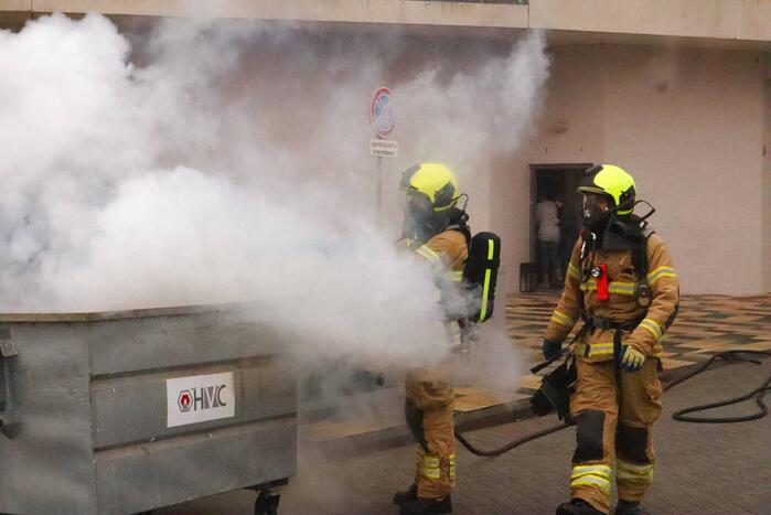 Veel rook bij containerbrand Winkelcentrum Walburg