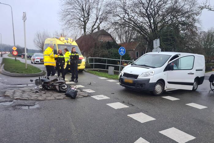 Brommerrijder aangereden door bestelbus