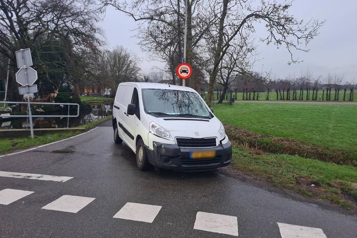 Brommerrijder aangereden door bestelbus