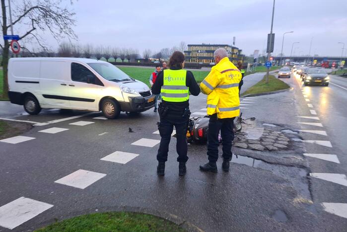 Brommerrijder aangereden door bestelbus