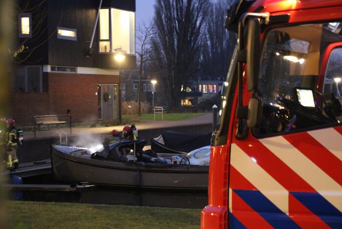 Veel rookontwikkeling bij brand op boot