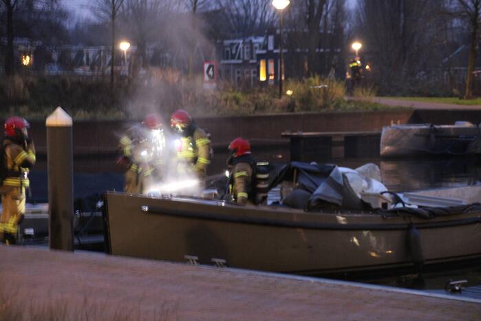 Veel rookontwikkeling bij brand op boot