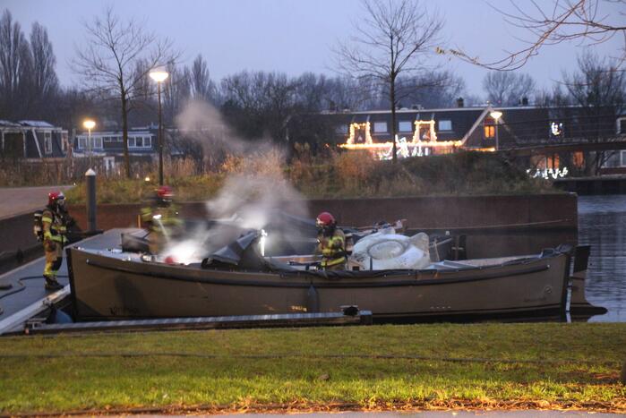 Veel rookontwikkeling bij brand op boot