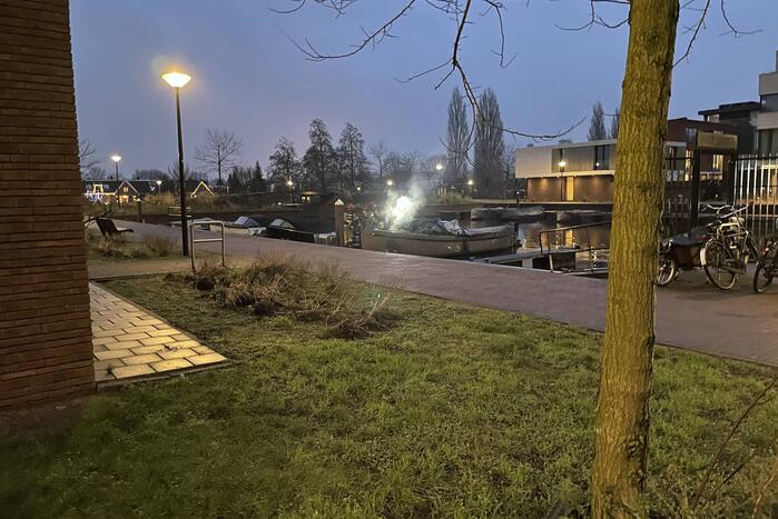 Veel rookontwikkeling bij brand op boot