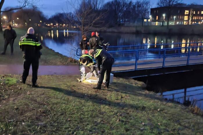Magneetvisser haalt kluis boven water, politie neemt het in beslag