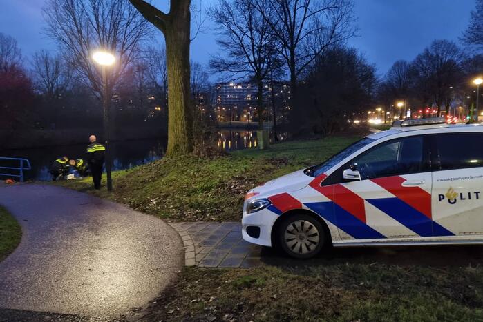 Magneetvisser haalt kluis boven water, politie neemt het in beslag