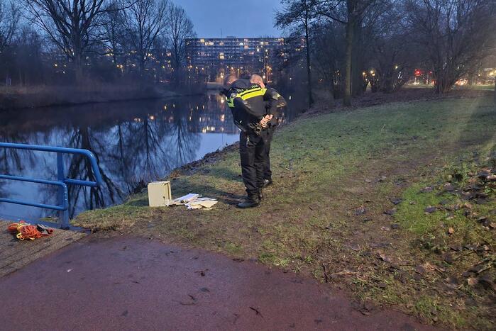 Magneetvisser haalt kluis boven water, politie neemt het in beslag