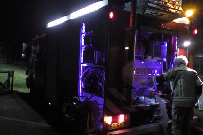 Flinke vlammen door brand in schuur