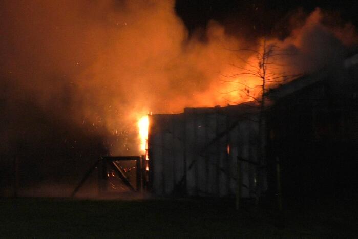 Flinke vlammen door brand in schuur