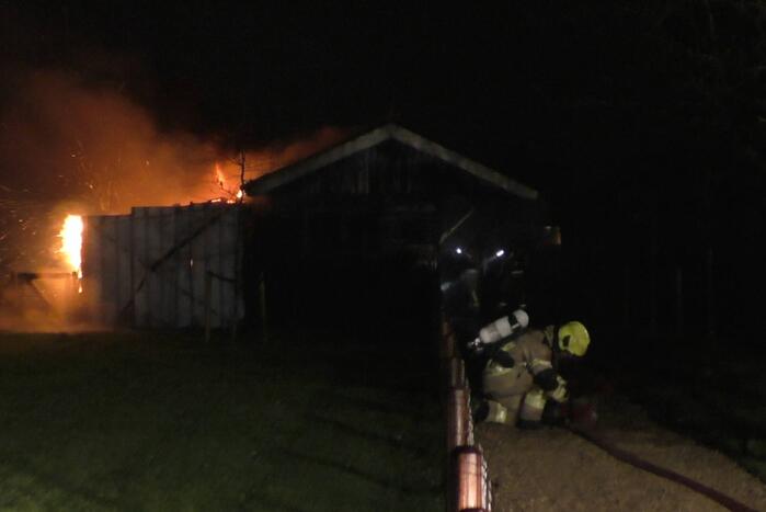 Flinke vlammen door brand in schuur