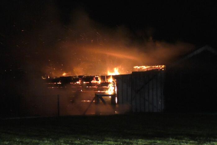 Flinke vlammen door brand in schuur