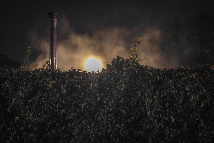Kachel onder overkapping zorgt voor brand