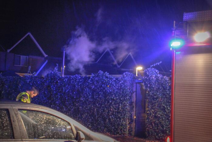 Kachel onder overkapping zorgt voor brand