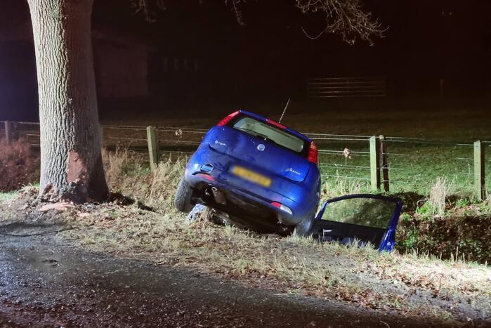 Bestuurder verliest macht over het stuur en komt tot stilstand in sloot