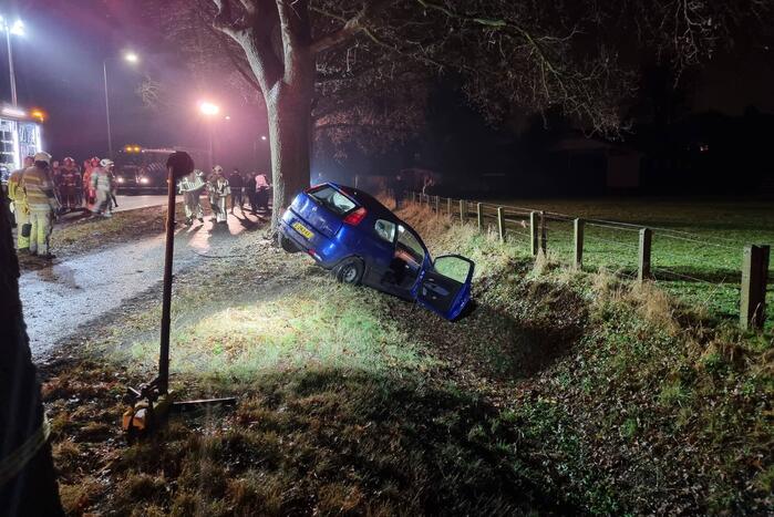Bestuurder verliest macht over het stuur en komt tot stilstand in sloot