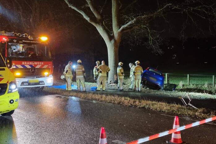 Bestuurder verliest macht over het stuur en komt tot stilstand in sloot