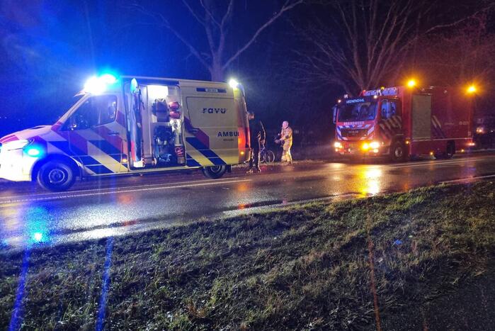 Bestuurder verliest macht over het stuur en komt tot stilstand in sloot