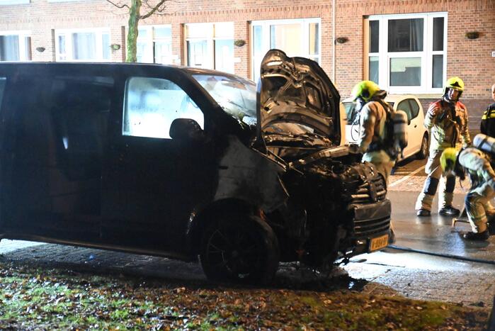 Bestelbus heeft forse schade door brand