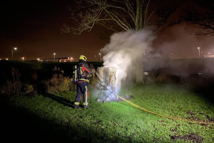 Winkelwagen met rommel in brand gevlogen