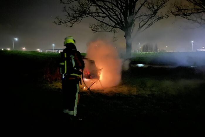 Winkelwagen met rommel in brand gevlogen